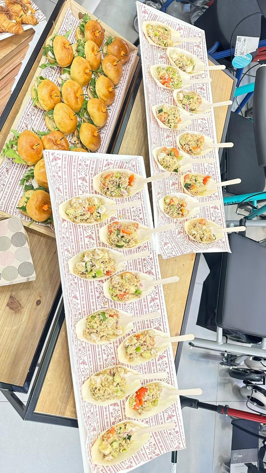 Bandejas de brochetas y canapés