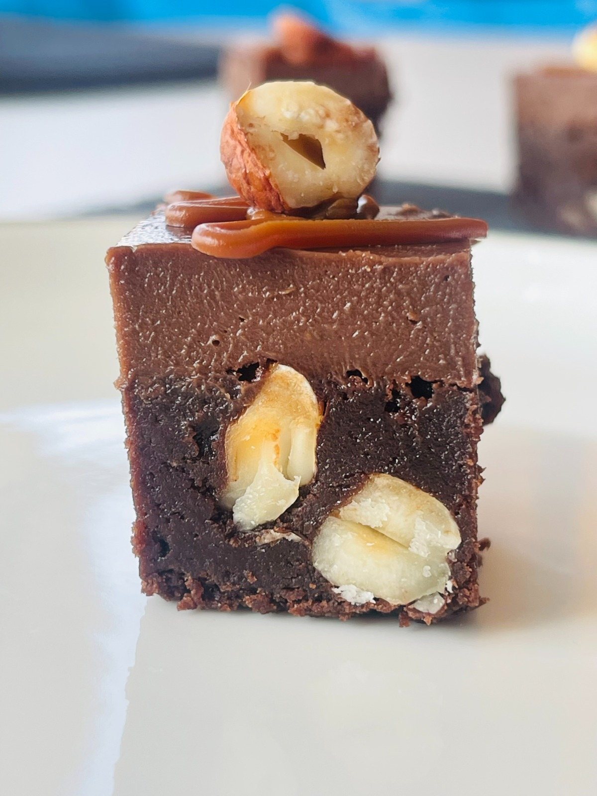 Detalle de brownie con caramelo y avellana