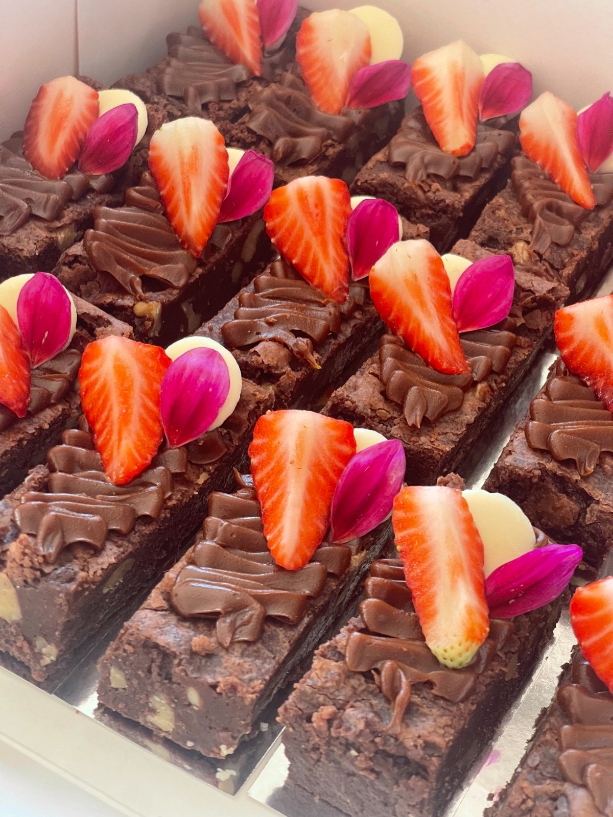 Brownies con fresas y pétalos de flores