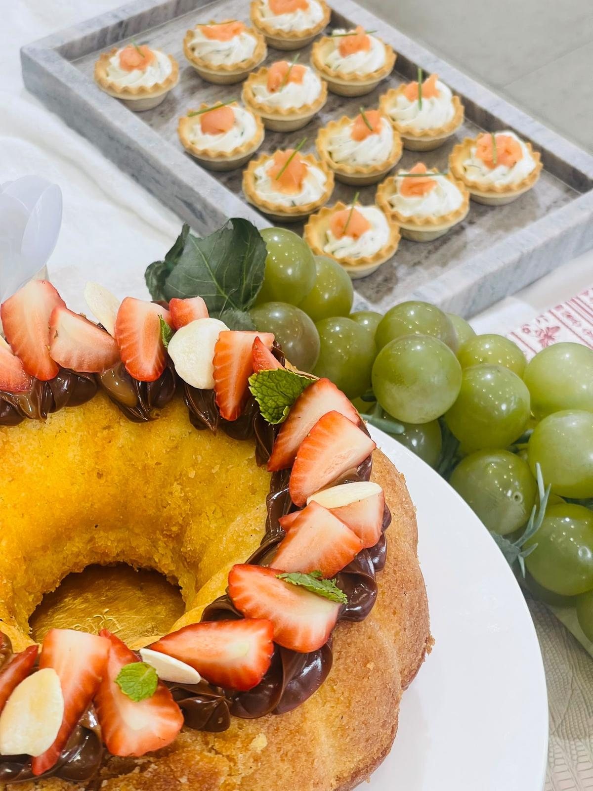 Bundt cake con chocolate y fresas