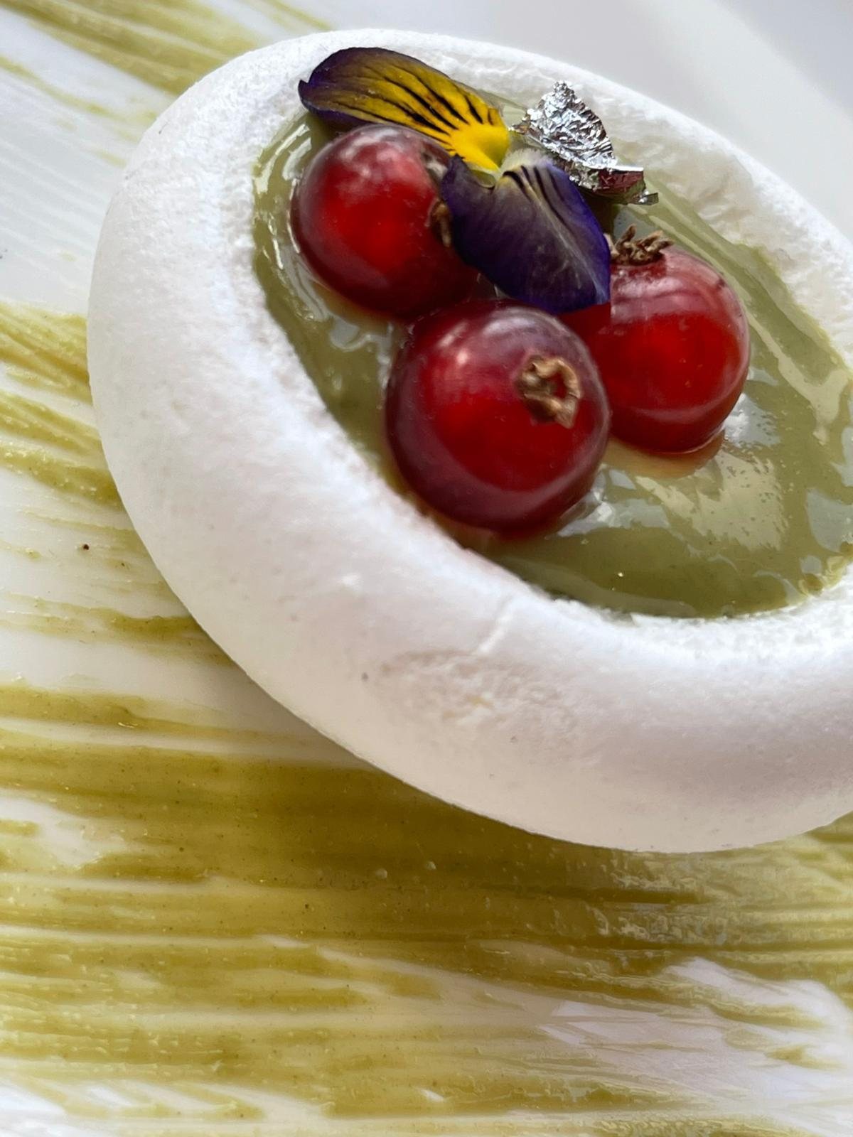 Merengue de pistacho y grosellas