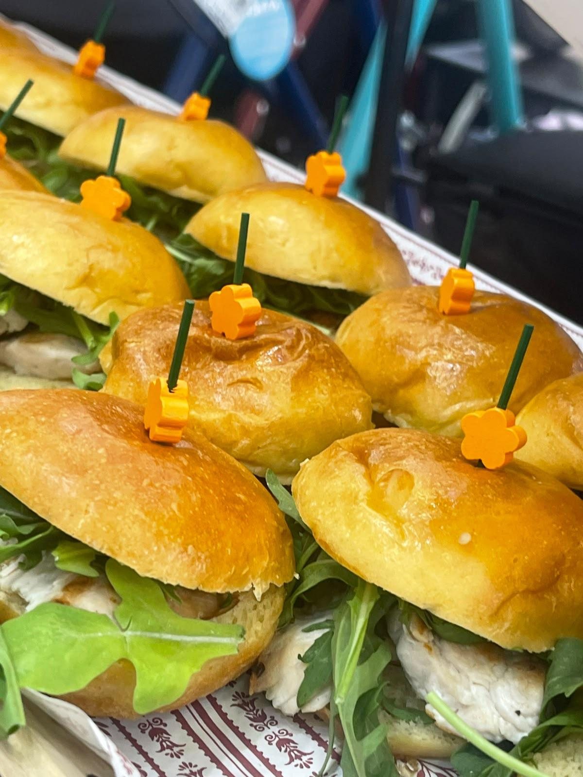 Mini brioches rellenos con rúcula