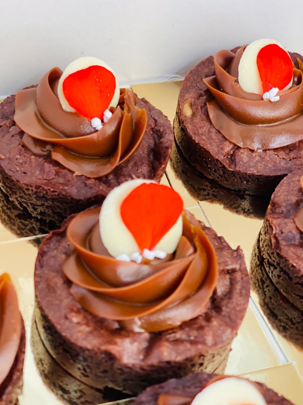 Pasteles de chocolate con dulce de leche y corazón