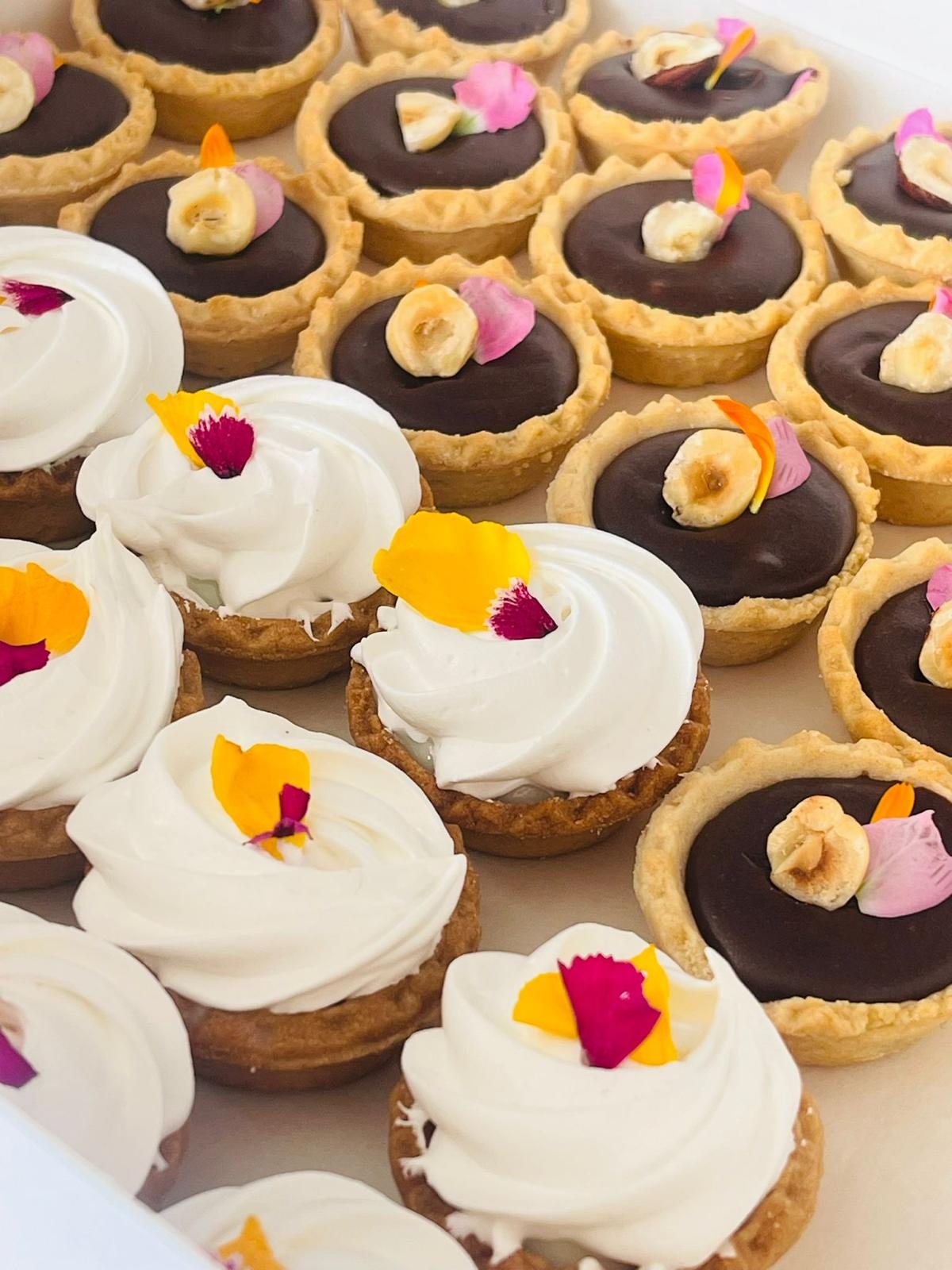 Tartaletas de chocolate y merengue con pétalos