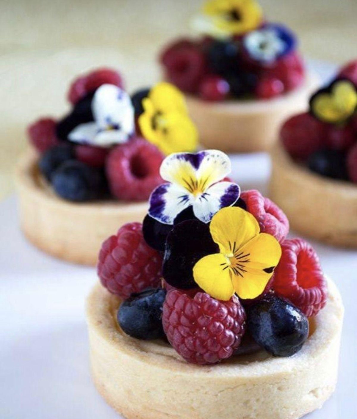 Tartaletas de frutos rojos con flores comestibles de By Lis