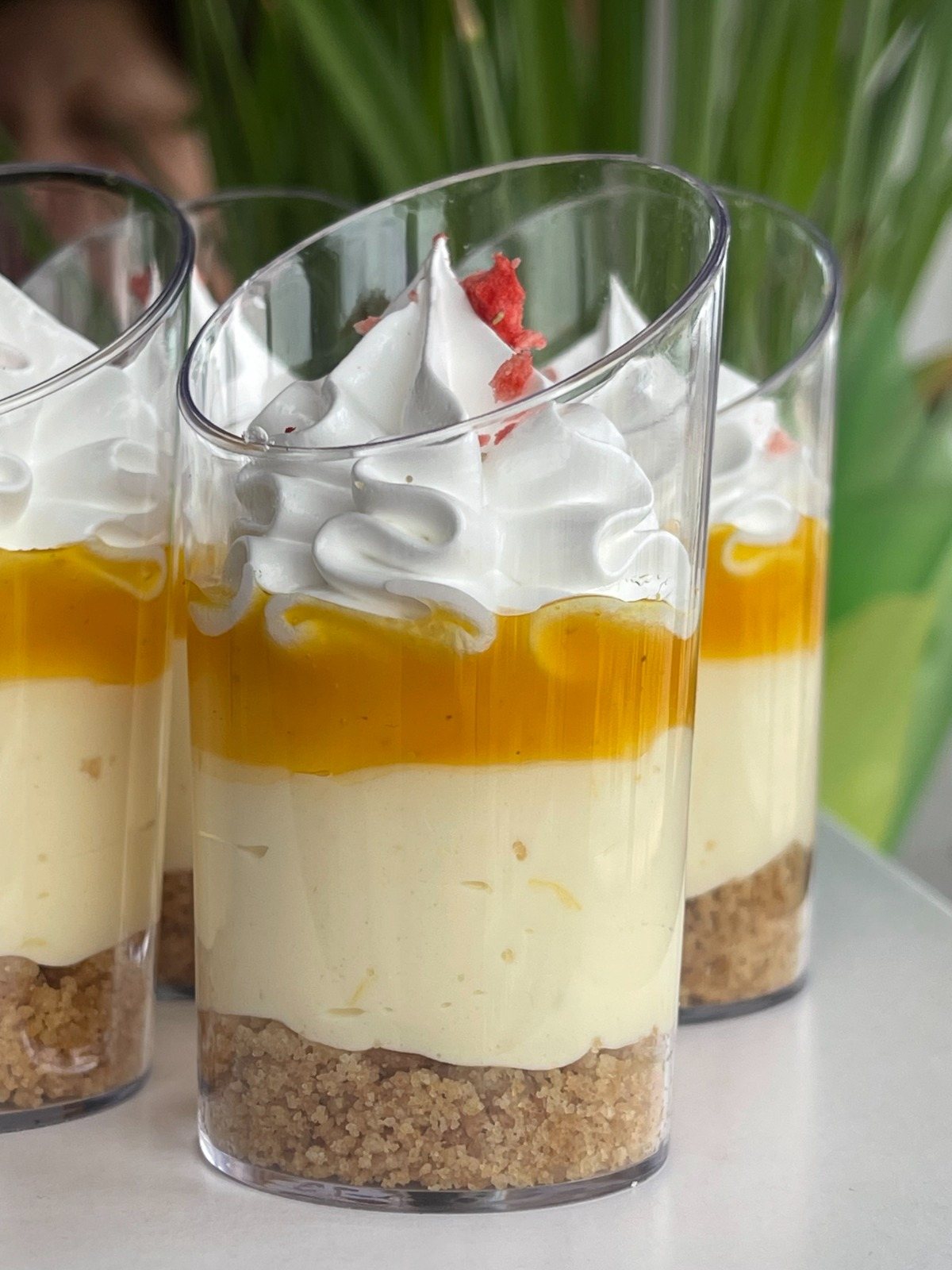 Vasitos de cheesecake con mango y merengue