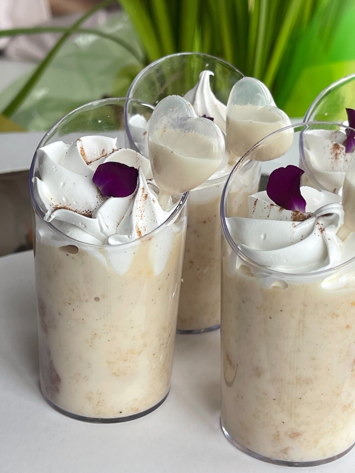 Vasitos de crema de coco con merengue y pétalos