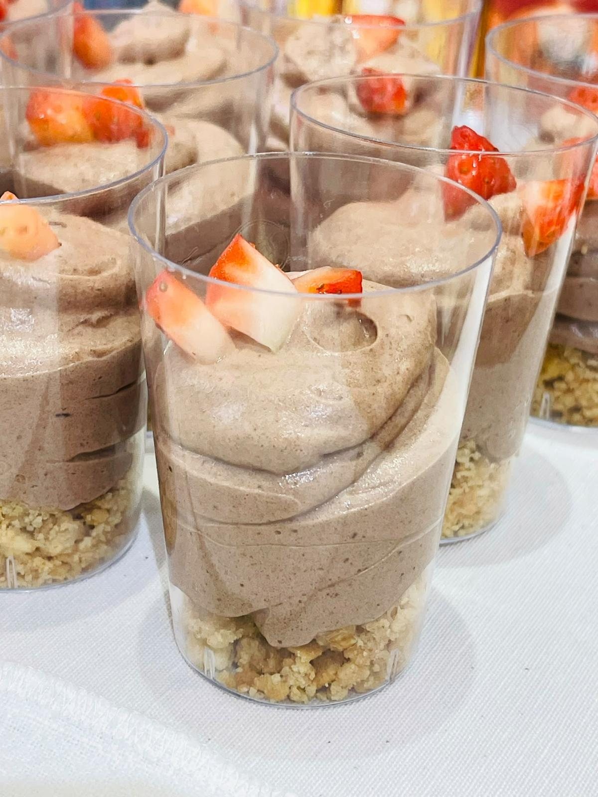 Vasitos de mousse de chocolate con fresa